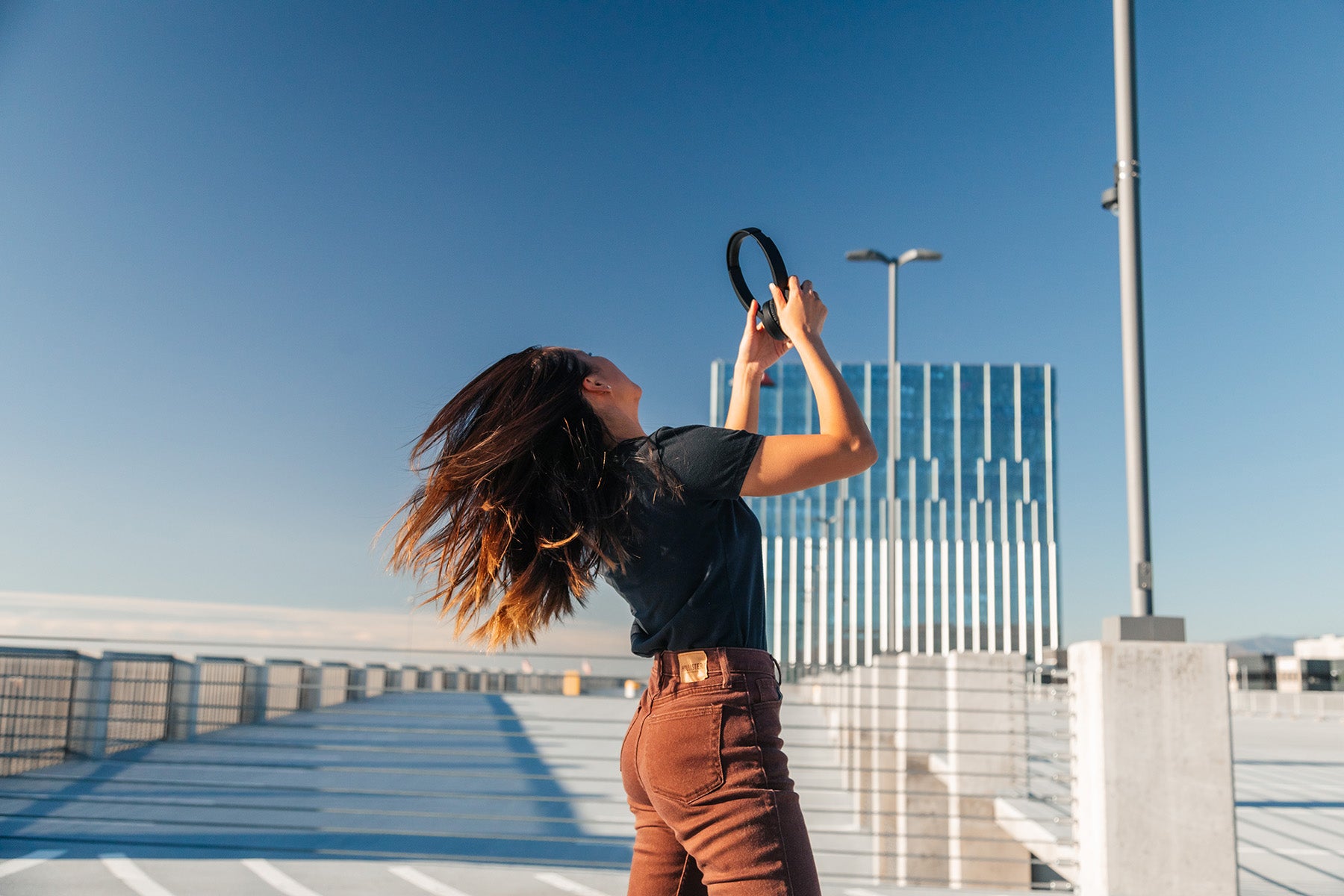 Girl with wind her her hair putting on Hum 500x